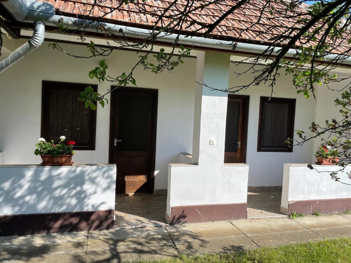 Zsuzsa Apartman Apartman Poroszló Kültér fotó